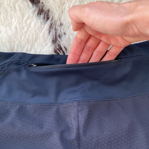 **SOLD** Black Oiselle roga shorts - Picture 4 of 8